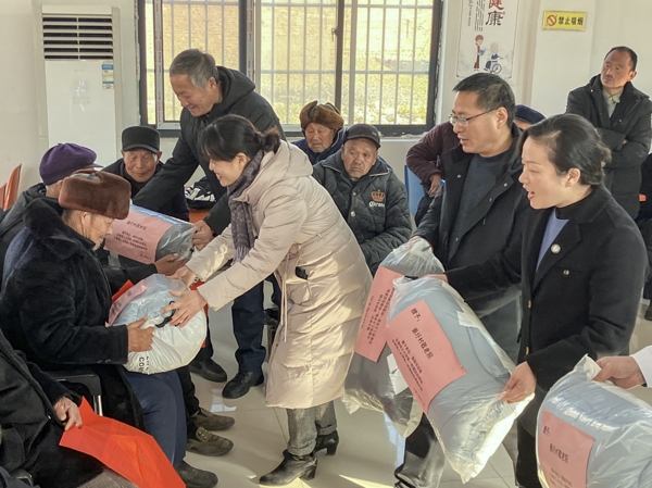 201304-809341.jpg 2現場為老人發放慰問物資_愛奇藝.jpg