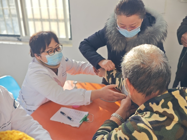 201437-699008.jpg 7現場為老人們進行免費體檢_愛奇藝.jpg