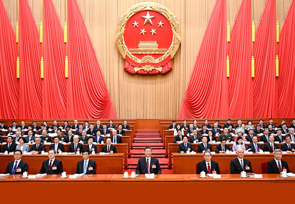 十四屆全國(guó)人大三次會(huì)議在京開(kāi)幕 習(xí)近平等在主席臺(tái)就座…