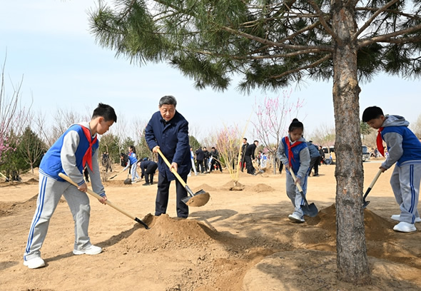 習(xí)近平在參加首都義務(wù)植樹活動(dòng)時(shí)強(qiáng)調(diào)：匯聚共建美麗中國(guó)磅礴力…
